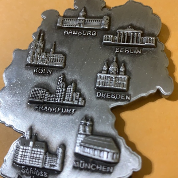 Magnetic bottle opener - Picture 3 of 4